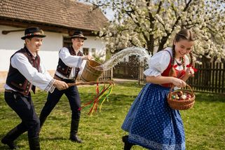 Konec modřin: Gen Z odmítá násilí na ženách převlečené za tradici. Staří se jim vysmívají - Médium.cz